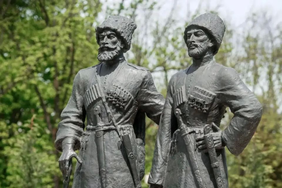 Братство народов Кавказа. Плечом к плечу два воина — казак и горец в национальных костюмах и при полном вооружении