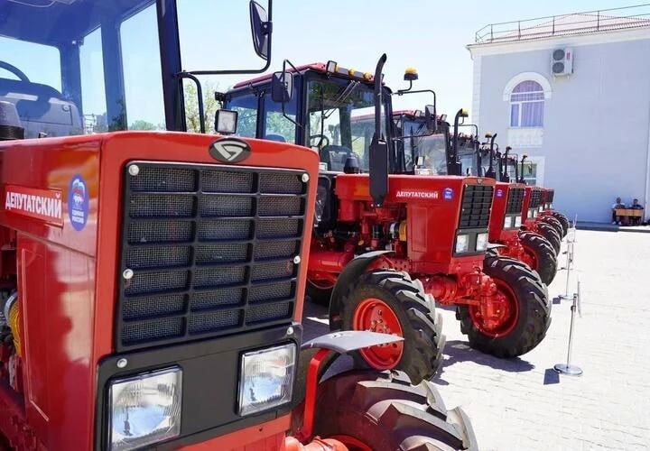 Темрюкскому району передали шесть новых тракторов для работы в сельских поселениях