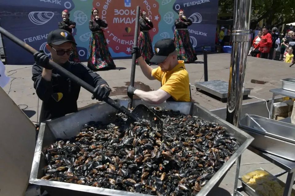 В Геленджике установлен рекорд России: на курорте приготовили 318 килограммов мидий