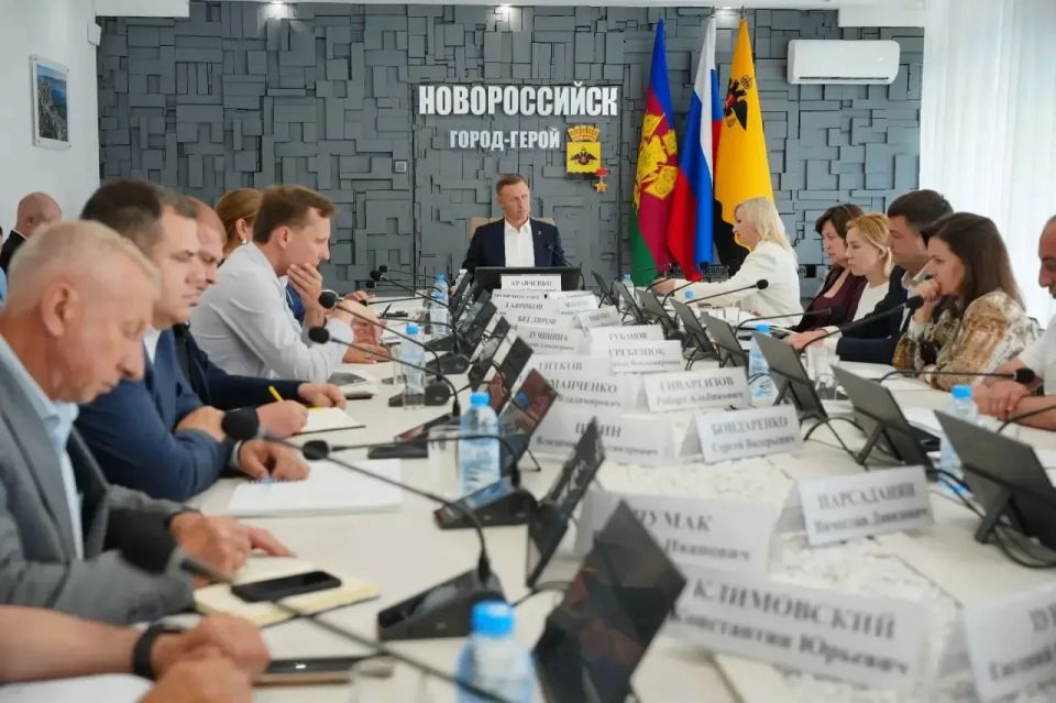 На планерном совещании в администрации Новороссийска обсудили подготовку к Дню России, развитие парусного спорта и правила парковки СИМ