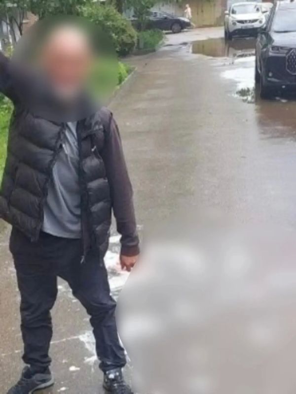 Приезжий нарисовал сметаной нацистскую символику во дворе дома в Тихорецке