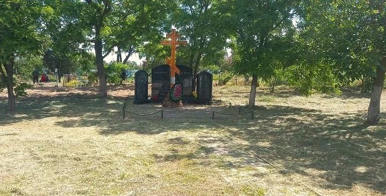 Сотрудники МБУ «ККБУ» произвели покос травы на старом кладбище в Ейске