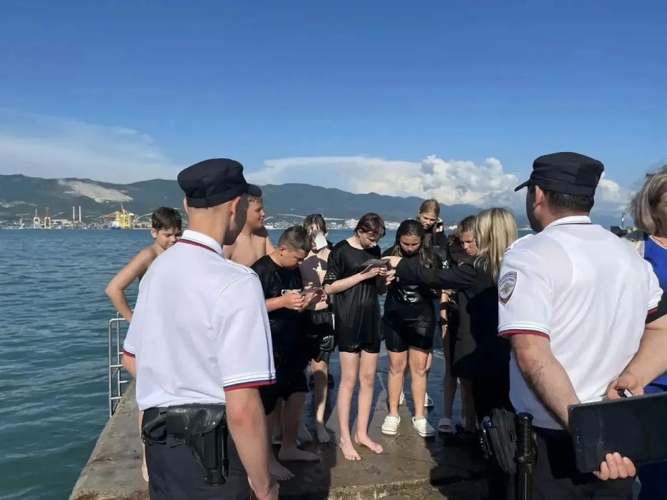 В Новороссийске продолжаются профилактические мероприятия на пляжных территориях, чтобы напоминать отдыхающим правила безопасного отдыха на воде