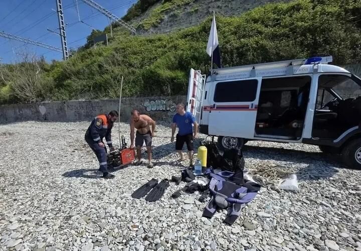 В Краснодарском крае водолазы проверили дно у центрального пляжа в Дедеркое на наличие мазута