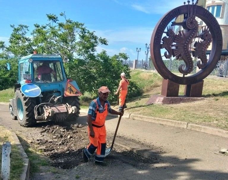 В Ейске приступили к исполнению очередного контракта по ямочному ремонту асфальтовых дорог