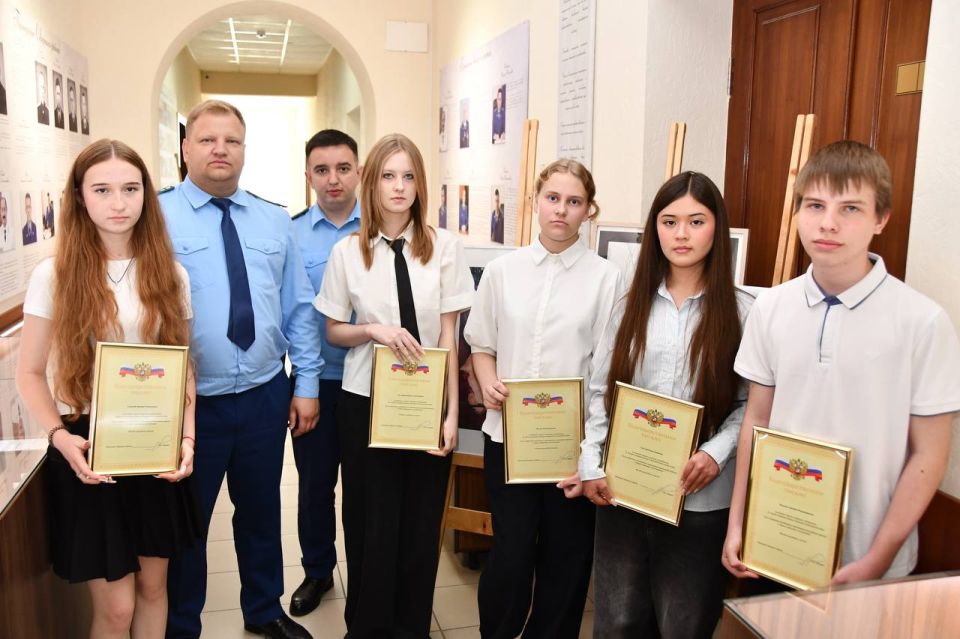 В преддверии Дня России в рамках мероприятий по патриотическому воспитанию прокурором Северского района вручены благодарственные письма ученикам детской школы искусств
