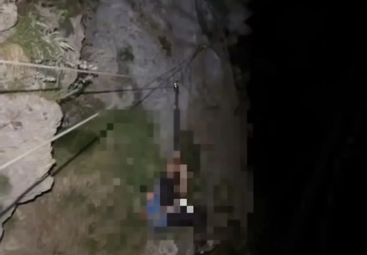 Туристы в опасном положении застряли в горах Сочи. У скалолаза онемели ноги, и он завис на тросе