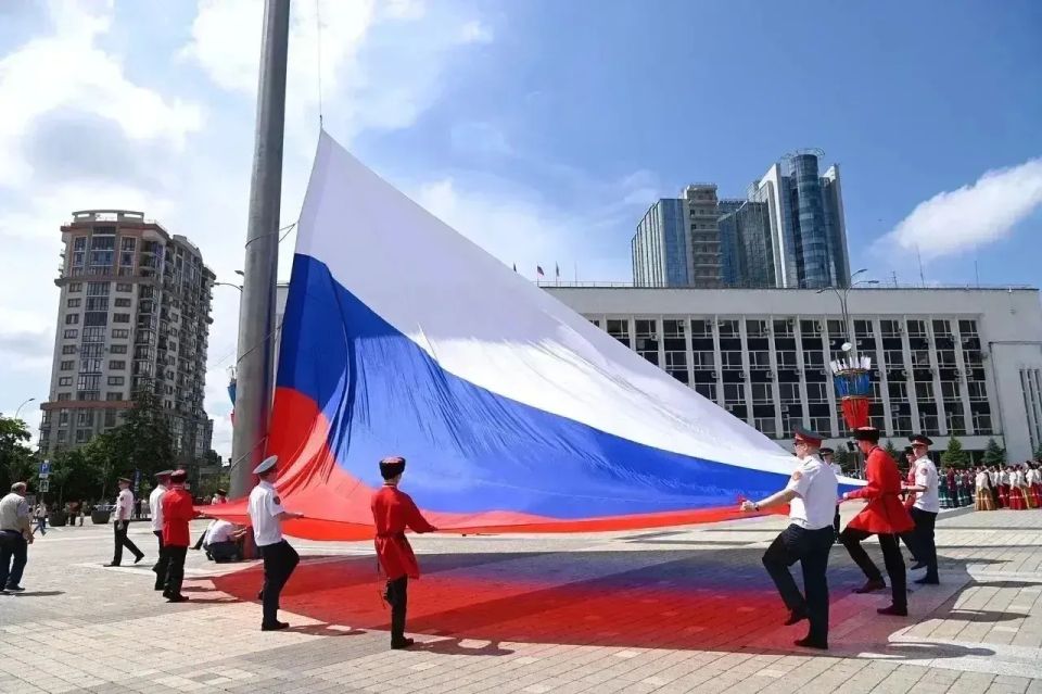 На Главной городской площади Краснодара подняли государственный флаг