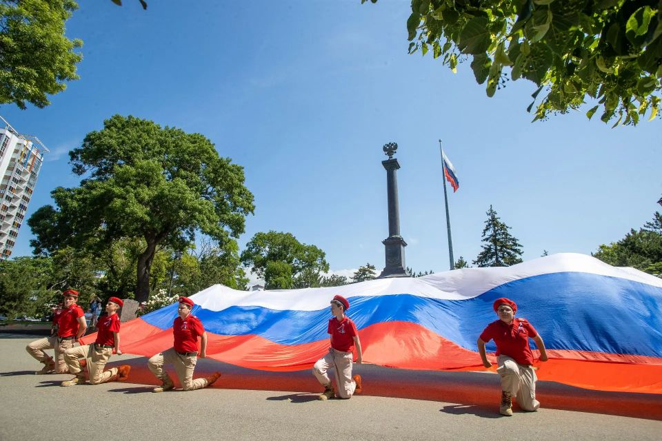 В Анапе провели церемонию развертывания флагов России и Краснодарского края
