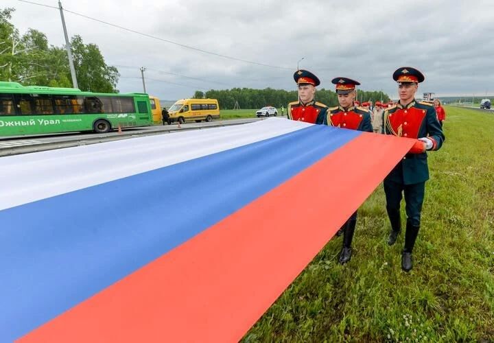 День России: история праздника, который изменил название и обрёл новый смысл