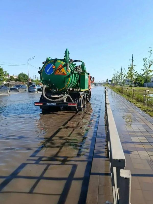 Последствия непогоды устраняют в Краснодаре