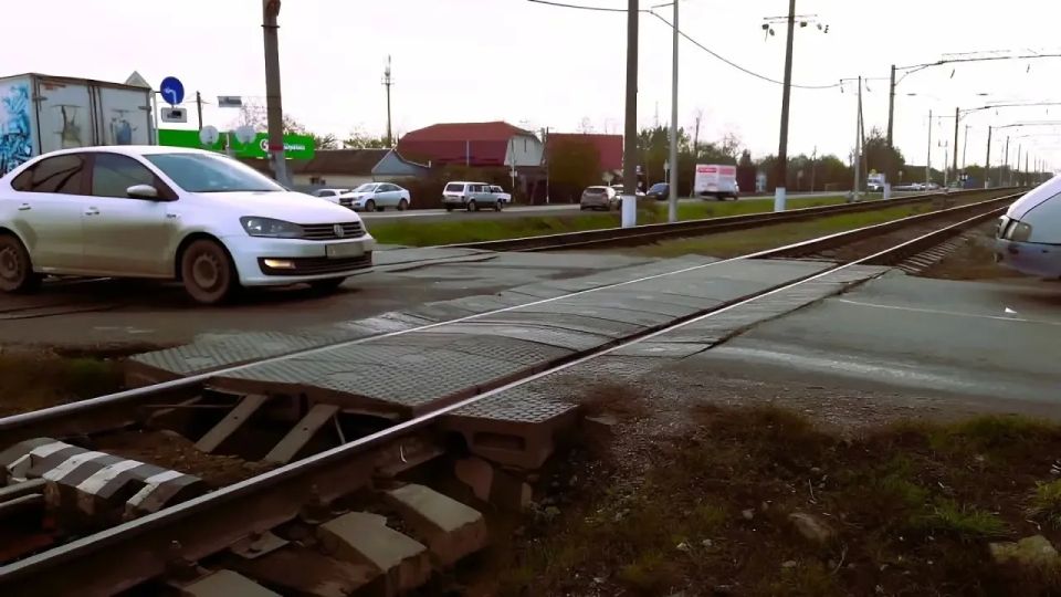 В связи с плановым ремонтом на улице Новороссийской и Симферопольской ограничат движение транспорта на железнодорожном переезде