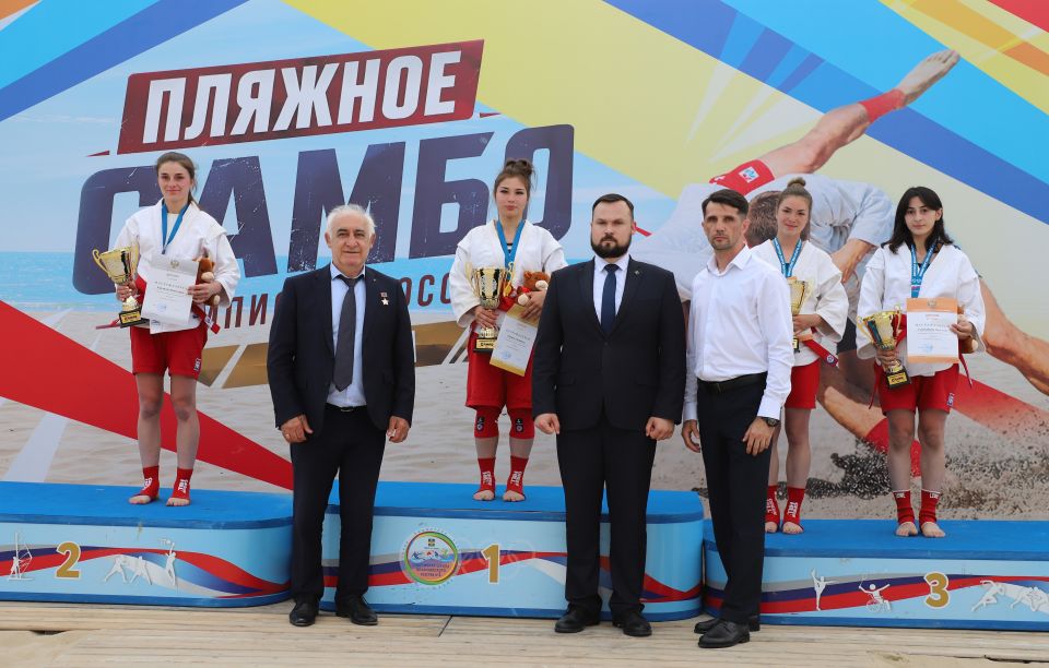 В Анапе провели чемпионат России по пляжному самбо