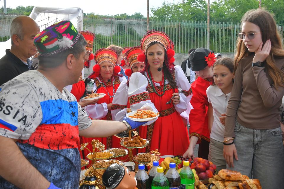 Большой хоровод дружбы в честь Дня России устроили национальные общества Новороссийска и студенты учебных заведений