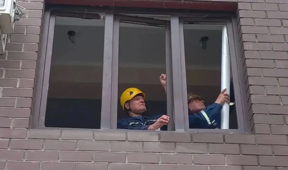 В пострадавшем в ночь с 10 на 11 июня от атаки БПЛА доме в Краснодаре продолжают поквартирный обход и замеры окон