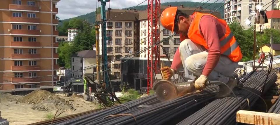 В Сочи начали строить два соцдома для переселенцев и педагогов