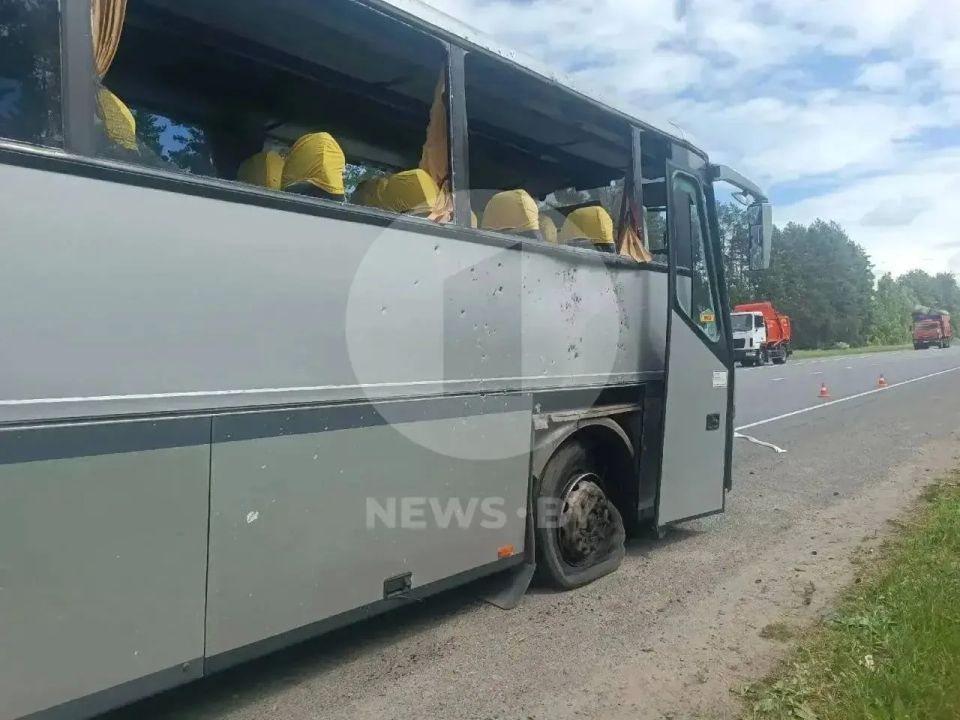 Киевский режим в очередной раз показал свое истинное лицо: появились кадры автобуса, повреждённого во время атаки ВСУ