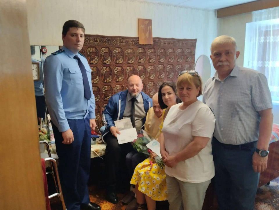 Работник Туапсинской межрайонной прокуратуры поздравил ветерана Великой Отечественной войны Лоншакова Петра Павловича со 103-летием!