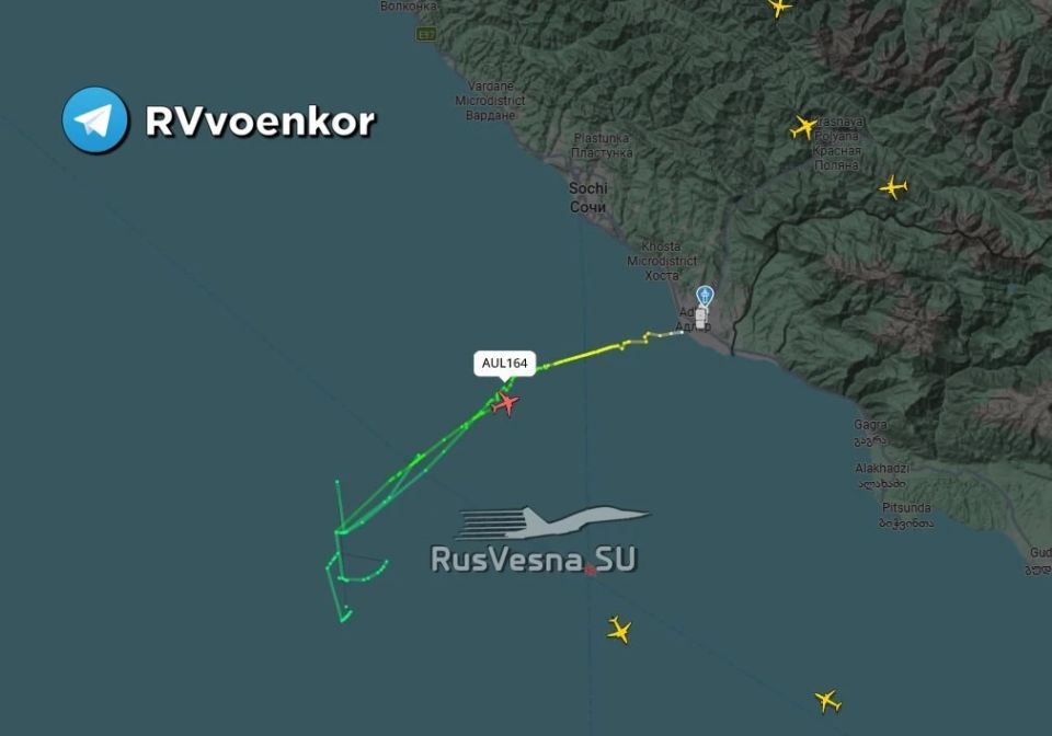 Авиалайнер Boeing 737 подал сигнал бедствия и начал исчезать с радаров над Чёрным морем у Сочи