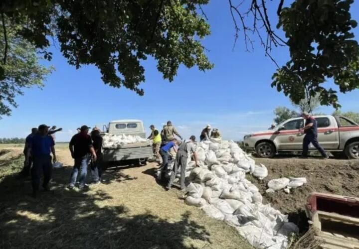 В Крымском районе Кубани продолжаются работы по отводу воды от прорана дамбы. Угроза подтопления все еще существует