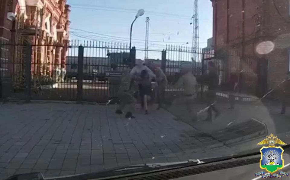 Полиция Адыгеи задержала двоих борсеточников за кражу 700 тысяч рублей из иномарки в Майкопе