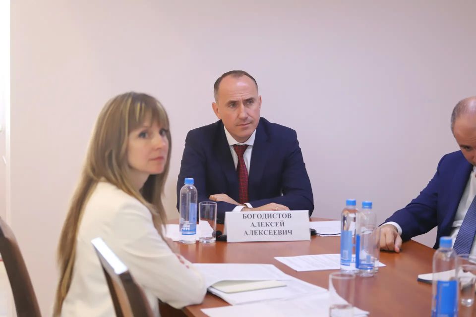Алексей Богодистов: Сегодня в режиме видеоконференции провели совещание под председательством первого заместителя министра природных ресурсов и экологии Российской Федерации Джамбулата Хизировича Хатуова