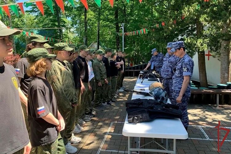 Росгвардейцы провели профориентационные встречи с юными правозащитниками в «Орлёнке»