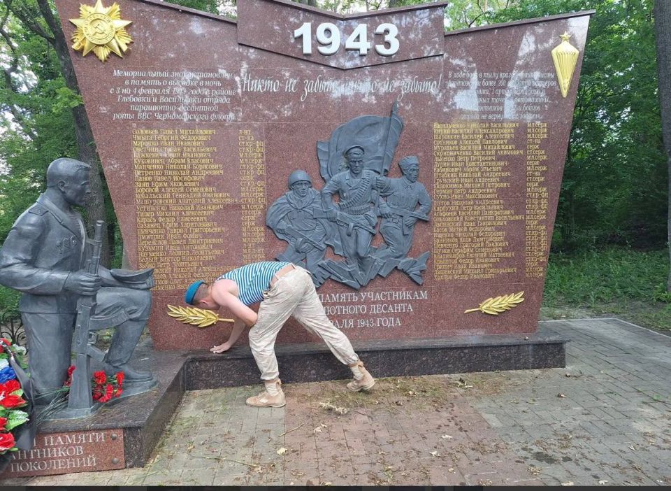 В Новороссийске территорию мемориала «Памяти десантников всех поколений» привели в порядок накануне Дня памяти и скорби