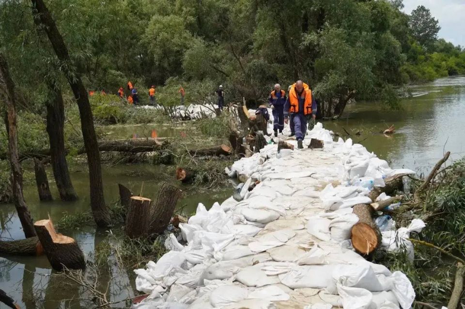 Временную дамбу продолжают возводить в Крымском районе