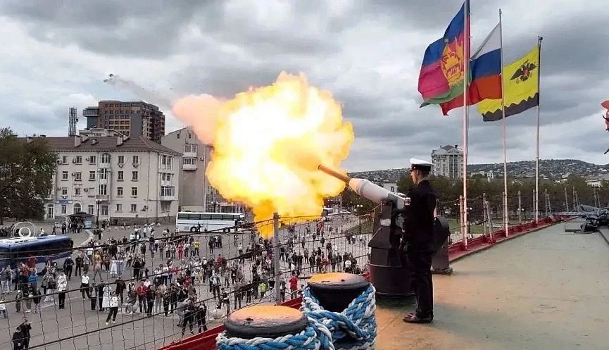 В День памяти и скорби с борта крейсера-музея «Михаил Кутузов» будет произведен орудийный залп
