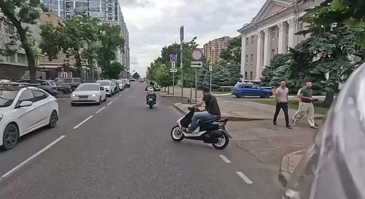 Наблюдаем за эпичной поимкой неудержимого скутерщика в Краснодаре