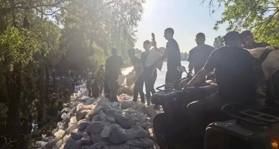 Новороссийские казаки оказали помощь экстренным службам Крымского района по укреплению дамбы