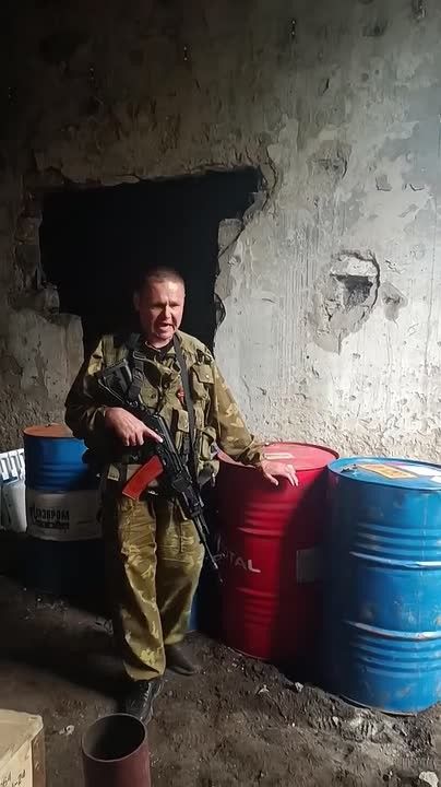 По поручению своих товарищей — военнослужащих 7-й военной базы — наш земляк Алексей Клячкин передал слова благодарности жителям Ейска и Ейского района за доставленное топливо для выполнения задач на линии боевого...