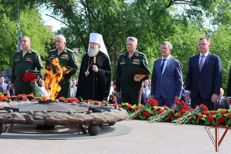 Командующий Южным округом Росгвардии принял участие в возложении цветов к мемориалу участникам Великой Отечественной войны в Ростовской области