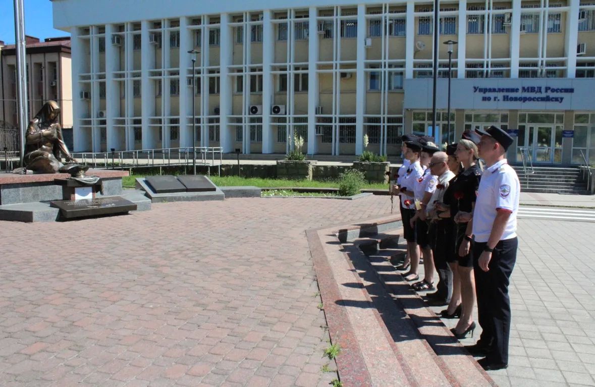 Полицейские, ветераны органов внутренних дел, общественники и учащиеся профильных классов города-героя Новороссийска присоединились ко Всероссийской мемориальной акции «Свеча памяти»