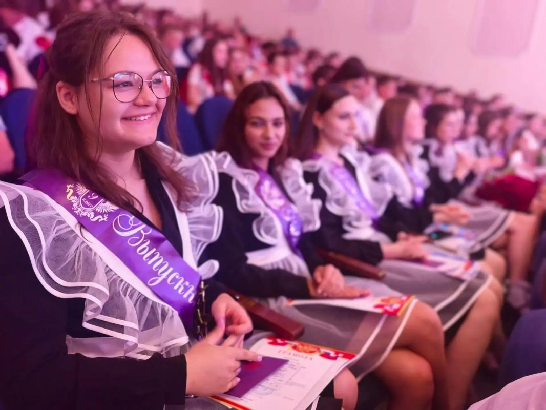 Девятиклассникам Геленджика вручили аттестаты!