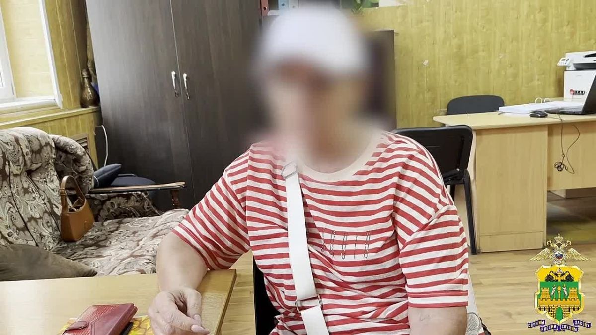 Краснодарские полицейские вместе с сотрудниками банка и риелтором спасли пенсионерку от мошенников