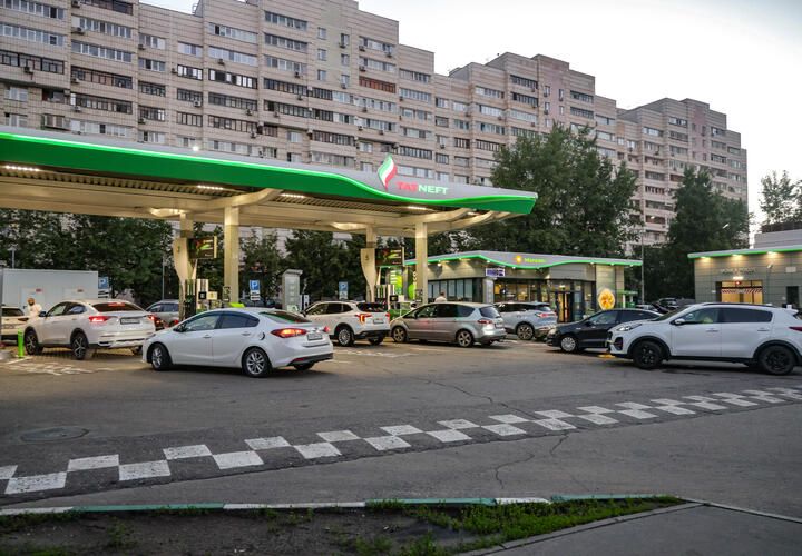 Неужели скупают бензин фурами: в Ростове спекулянты продают топливо по 140 рублей за литр с доставкой до квартиры