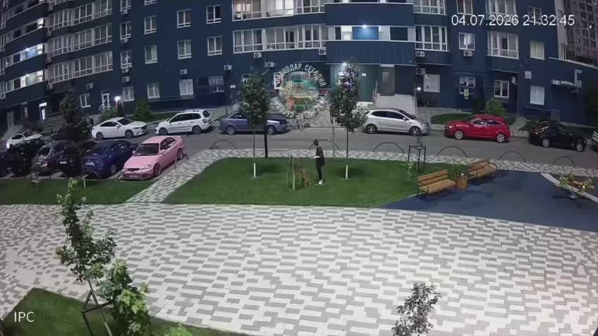 В Краснодаре в жилом комплексе на Старокубанской мужчина напал на собачницу с мусорным пакетом