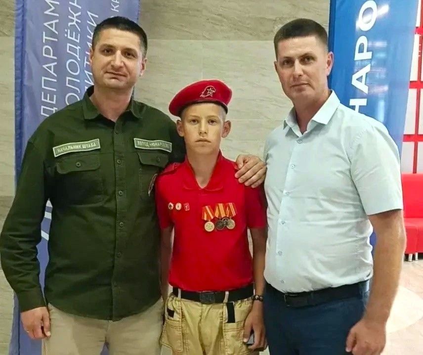Глава региона вручил золотой нагрудный знак «Юнармейская доблесть» I степени ейчанину Владиславу Панову