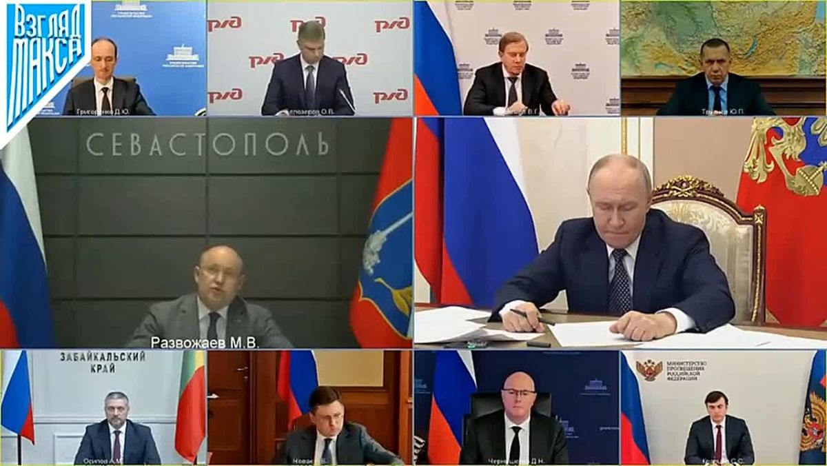 Президент России Владимир Путин провел совещание с членами правительства по теме работы топливного и транспортного комплекса в нынешней ситуации