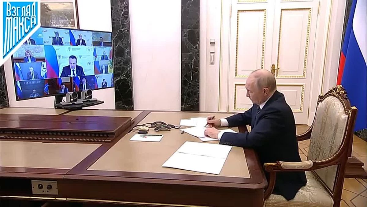 Президент России Владимир Путин провел совещание с членами правительства по теме работы топливного и транспортного комплекса в нынешней ситуации