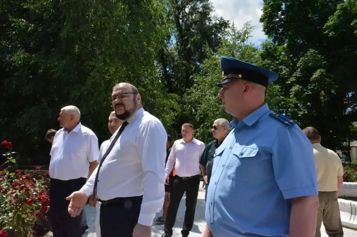 Руководством прокуратуры Новокубанского района проведено инспектирование работ по благоустройству общественной территории, проводимых в рамках национального проекта