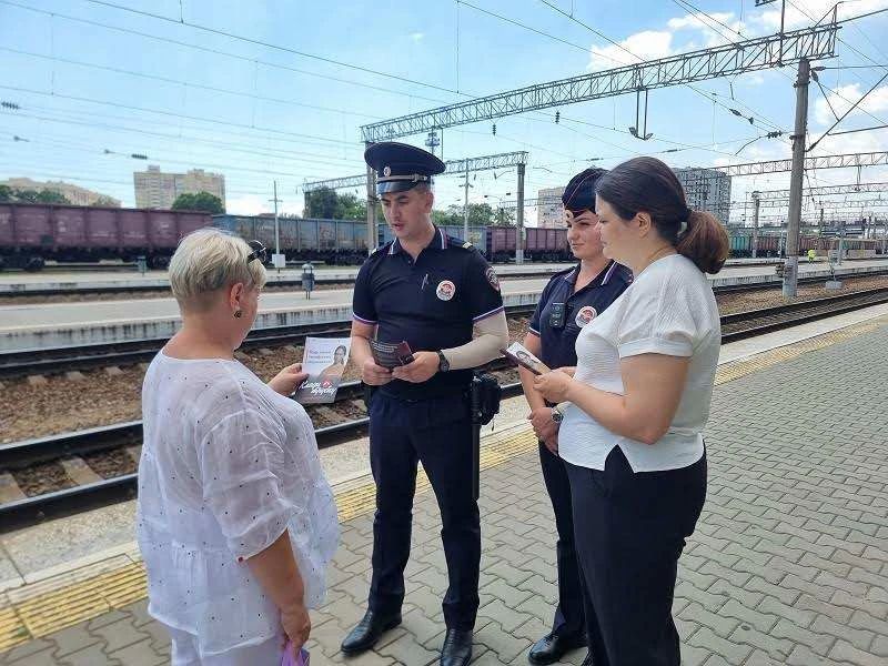 Сотрудники транспортной полиции Краснодара предупредили пассажиров о методах дистанционных аферистов
