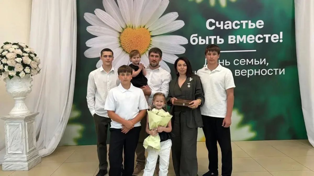 ГУБЕРНАТОР КУБАНИ ВРУЧИЛ МЕДАЛЬ «РОДИТЕЛЬСКАЯ ДОБЛЕСТЬ» СЕМЬЕ ИЗ АРМАВИРА