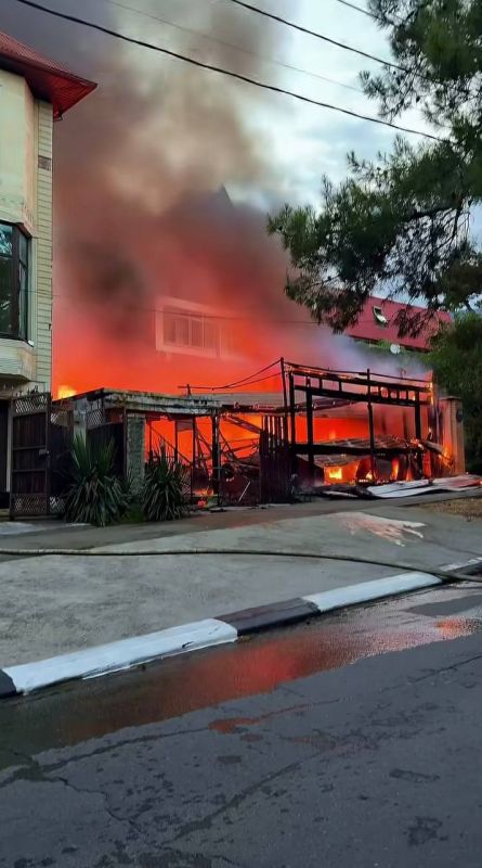 Сильный пожар разгорелся в жилом доме в Геленджике