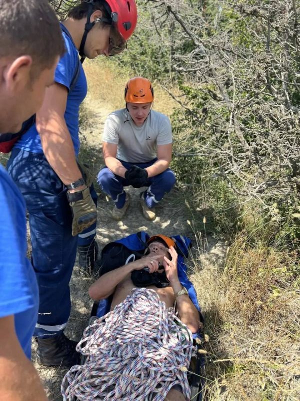 Турист повредил сразу обе ноги, упав на крутой тропинке в Абрау-Дюрсо