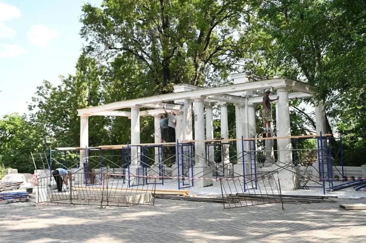 В парке «Городской Сад» начались работы по ремонту колоннады