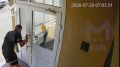 Демон с оранжевым пакетом два дня подряд выдирал дверь в подъезд многоэтажки на Молодёжном