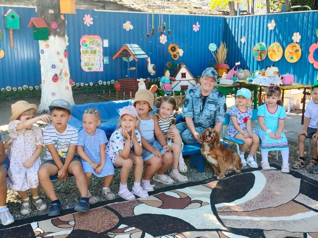 В Ейске сотрудники кинологического центра продолжают знакомить дошкольников со своей службой
